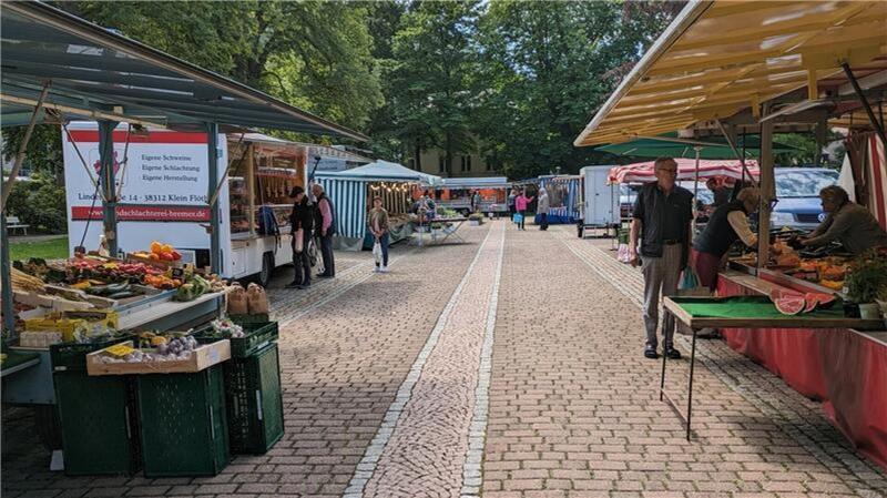 Der Bad Harzburger Wochenmarkt im unteren Badepark. 