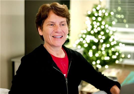 Die Stanford-Professorin Carolyn Bertozzi hat den Nobelpreis für Chemie gemeinsam zwei weiteren Forschern erhalten.