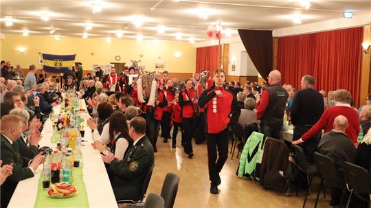 Die Stapelburger Spielleute eröffnen die Feststunde zum 35. Grenzöffnungsjubiläum in Abbenrode musikalisch.