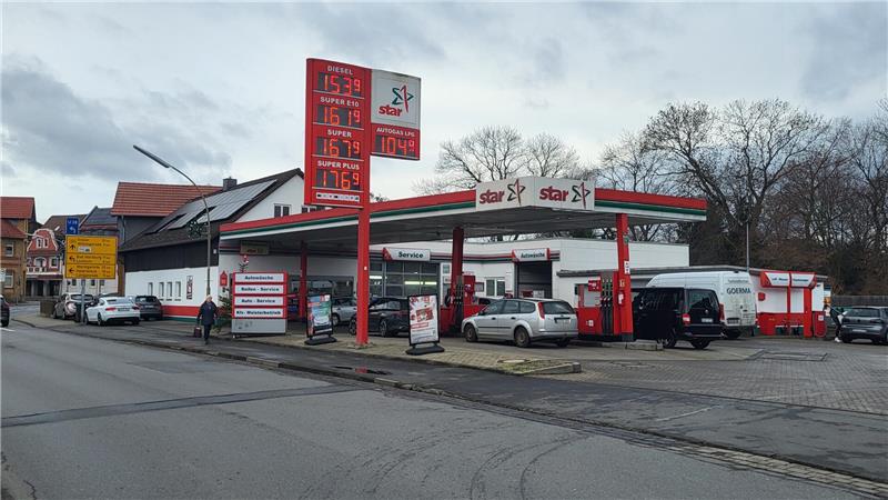 Nach 98 Jahren: Vienenburger Tankstelle Schnevoigt in neuen Händen Tankstelle mit rotem Dach und mehreren Zapfsäulen an einer Straße, daneben mehrere geparkte Fahrzeuge und ein Preisschild mit Kraftstoffpreisen.