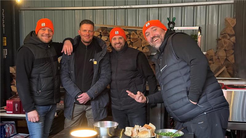 Vier Köche, unter ihnen Sternekoch Robin Pietsch, stehen an einem Stand.