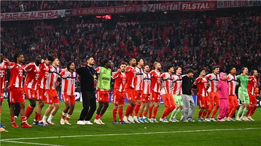 Die Stars des FC Bayern lassen sich feiern.