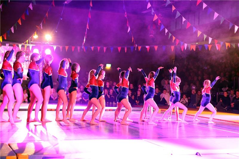 Seesener Weihnachtszirkus: Sporthalle wird zur Manege Die Stars in der Manege stammen aus den Sparten des MTV Seesen – Geräteturner-Mädchen. Sie begeistern das zahlreich erschienene Publikum. Fotos: Neuendorf