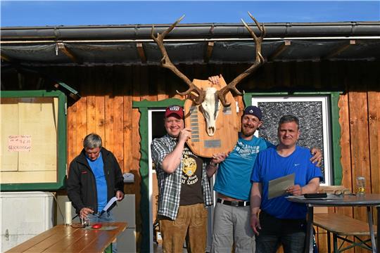 Die Starter der Mannschaft des Eishockey-Clubs „Braunlager Jungs“ mit Wolfgang Buss, André Niemeyer und Stefan Deppe (von links) recken 2019 als bislang letzte Stadtmeister stolz die Siegertrophäe in die Höhe, die Schützenmeister Holger Bähr (links) überreicht hatte.  Archivfoto: Breutel