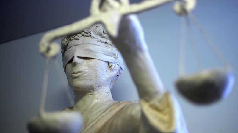 Die Statue Justitia: Das Goslarer Amtsgericht verurteilte einen notorischen Betrüger.