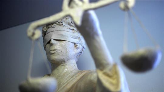 Die Statue Justitia: Das Goslarer Amtsgericht verurteilte einen notorischen Betrüger.