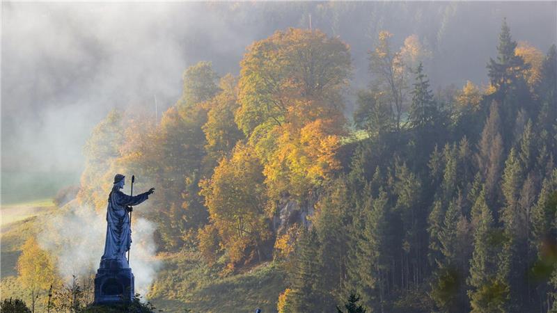 Bilder des Tages Die Statue des „Guten Hirten“ in Hütten bei Schelklingen steht in der Herbstlandschaft.