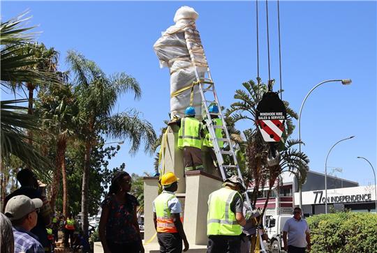 Die Statue des deutschen Kolonialherren Curt von François im namibischen Windhuk wird 2022 vom Sockel gehoben. Der Reichtum der G7-Staaten ist laut Oxfam auf Kolonialismus und Sklaverei aufgebaut.