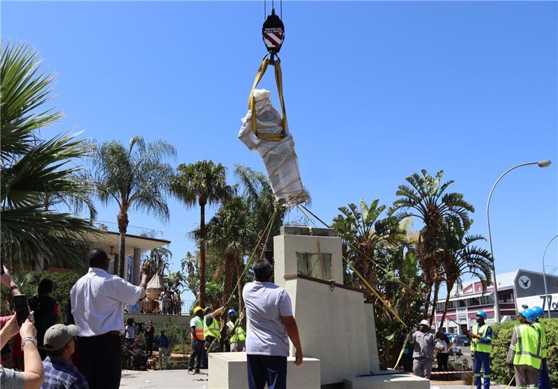 Namibia: Statue von deutschem Kolonialherrn abgebaut Die Statue des deutschen Kolonialherrn Curt von François ist von ihrem Platz vor der Stadt Windhuk in Namibia entfernt worden.