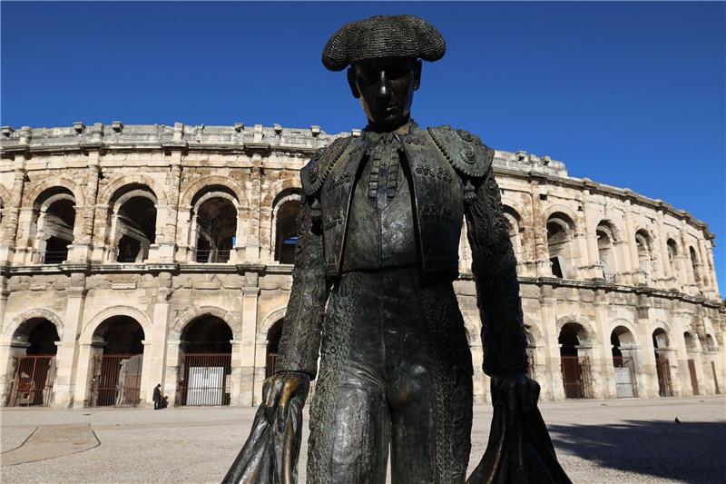 Barbarei oder Tradition: Frankreich streitet über Stierkampf Die Statue des französischen Matadors Christian Montcouquiol, bekannt als "Nimeno II", vor den Arena in Nîmes.