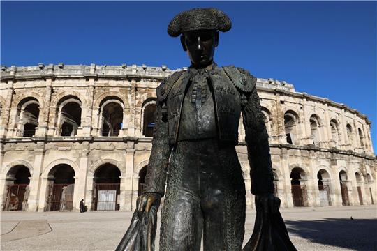 Die Statue des französischen Matadors Christian Montcouquiol, bekannt als "Nimeno II", vor den Arena in Nîmes.