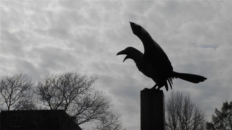 Vater der Horrorliteratur - Edgar Allan Poes schauriger Tod Die Statue eines Raben erinnert vor dem früheren Wohnhaus des Schriftstellers Edgar Allan Poe in Philadelphia (USA) an dessen berühmtestes Gedicht „Der Rabe“.