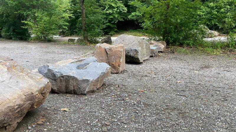 Die Steine halbieren den Parkplatz, das sorgt für Unmut bei den Besuchern.