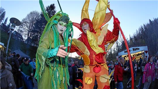 Die Stelzenläufer von Art Tremondo aus Hannover sind als Windhexe und Teufelsfeuer unterwegs. Foto: Neuendorf
