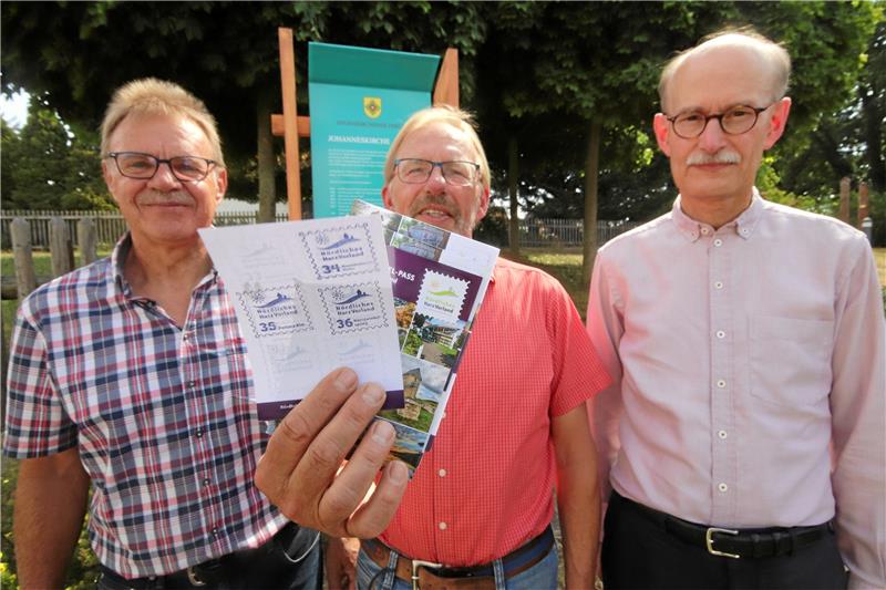 Stempelstellennetz wächst um vier Stationen Die Stempelheftchen bekommen bis zum Neudruck ein Einlegeblättchen (v.li.): Hans-Hermann Bosse, Lutz Griesbach vom Heimatkreis und Planer Hans-Georg Koesling.