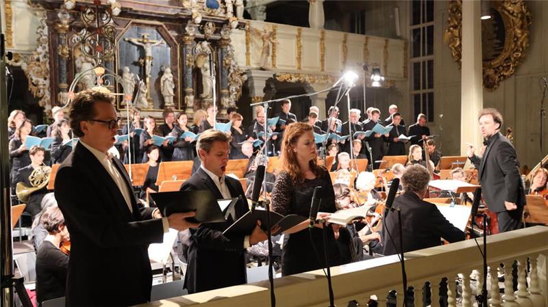 Mehr als 80 Künstler bei Konzert in der Marktkirche Die Stimmen der Solisten Arttu Kataja (Bass), Martin Mitterrutzner (Tenor) Johanna Winkel (Sopran) und Catriona Morison (Mezzosopran) werden besonders hervorgehoben.