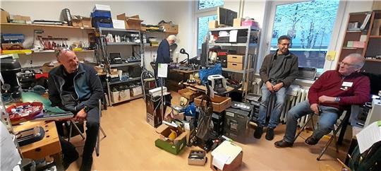 Die Stimmung in der Reparaturwerkstatt ist gut. Jeder sucht sich seine Herausforderung, im Team wird dann für fast jedes Problem die Lösung gefunden. Das Angebot der Hofhilfe wird so gut nachgefragt, dass sich die Ehrenamtlichen wie Henning Krähe (re.) längst mehr Platz und neue Regale von Hofleiter Holer Pape (2.v.re.) wünschen. Foto: Kempfer