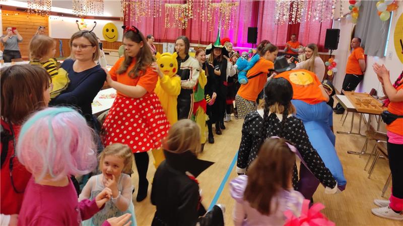 Ein Ort, wo böse Hexen und schöne Prinzessinnen gemeinsam tanzen Die Stimmung ist wunderbar. Die Faschingsparty startet pünktlich mit einer Polonaise.