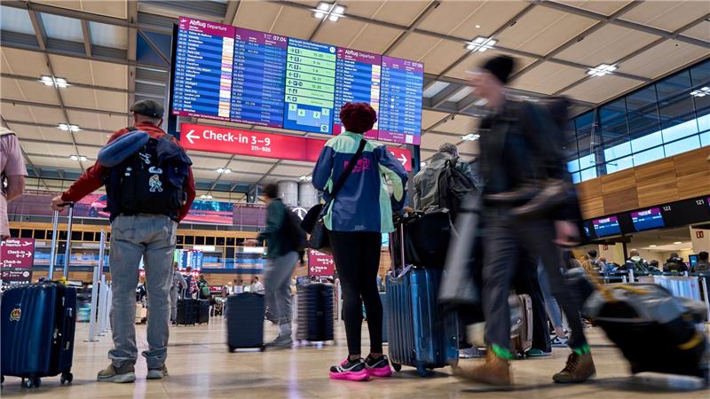 Die Störungen am Berliner Flughafen halten nach der Cyberattacke weiter an. 