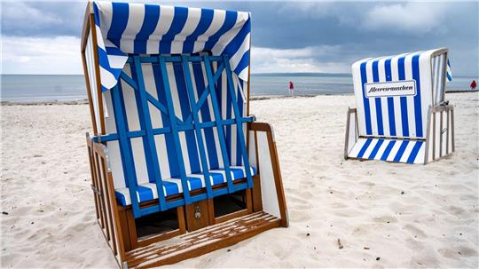 Die Strandkörbe auf Rügen sind noch verschlossen.