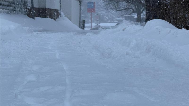 Das Foto zeigt eine zugeschneite Straße.