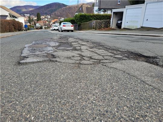 Die Straße Am Breitenberg, eine der längsten Straßen Bad Harzburgs, hat nicht nur oberflächlich eine Sanierung nötig: Auch unter der Fahrbahn warten Jahrzehnte alte Leitungen darauf, ausgetauscht zu werden. Foto: Exner