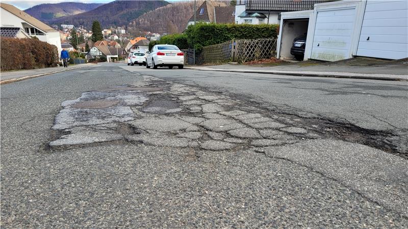 Die Straße Am Breitenberg hat schon länger eine Sanierung nötig. Bis einschleißlich 2028 soll das nun in Angriff genommen werden.
