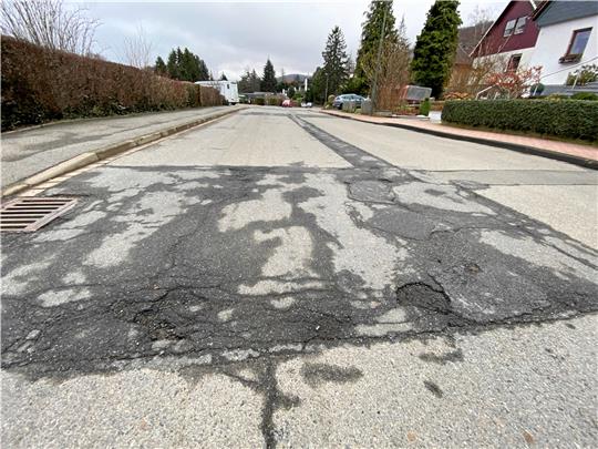 Die Straße Am Breitenberg steht auf der Prioritätenliste ganz oben. Ihr Ausbau wurde bereits im letzten Haushalt verschoben, nun soll der Startschuss 2023 fallen. Die Maßnahme dürfte sich über Jahre ziehen und die Anwohner nicht unbedingt in Begeisterung versetzen. Fotos: Schlegel