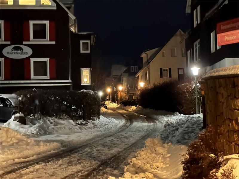 So aufwendig ist die Nachtabschaltung in Braunlage Die Straße Am Schultal in Braunlage am Mittwoch gegen 23.30 Uhr: Jede Laterne brennt. Foto: Eggers