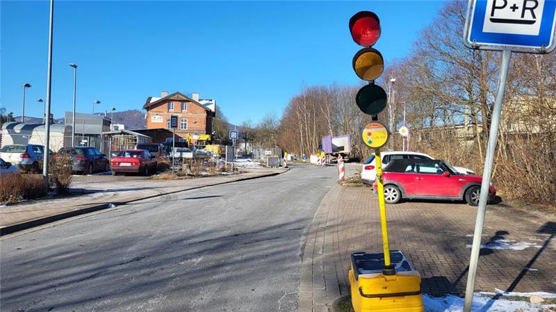 Die Straße ist halbseitig gesperrt und der Verkehr wird über eine Ampel geregelt.