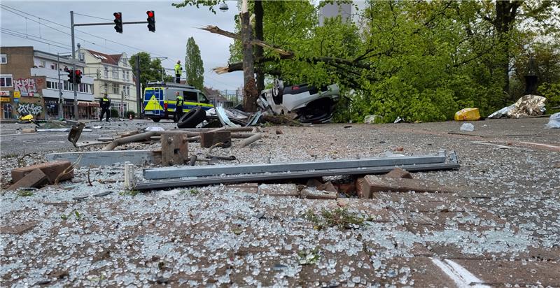 Die Straße ist mit Glassplittern übersät nach einem Unfall, der sich bei einer Verfolgungsjagd mit der Polizei ereignet hat. Dabei ist das Auto gegen einen Baum geprallt. Foto: TNN/dpa