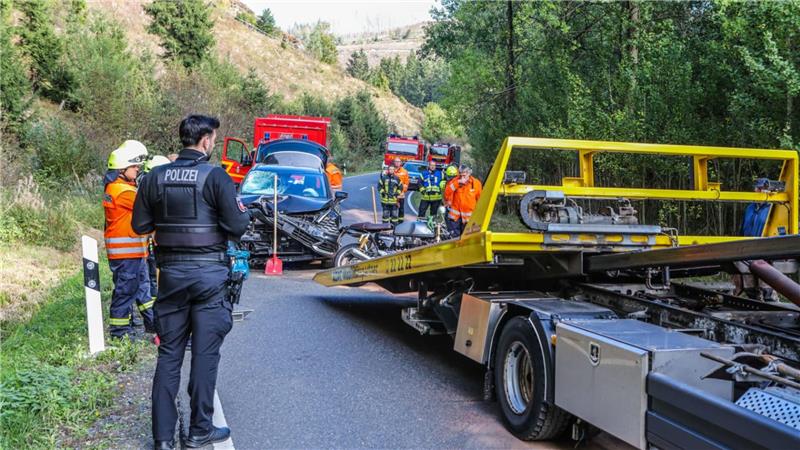 Die Straße war über mehrere Stunden gesperrt. Die Fahrzeuge mussten abgeschleppt und die Straße gereinigt werden.