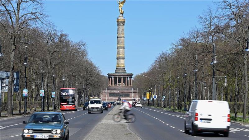 Helmut-Kohl-Allee in Berlin offiziell eingeweiht Die Straße wird heute in Helmut-Kohl-Allee umbenannt.