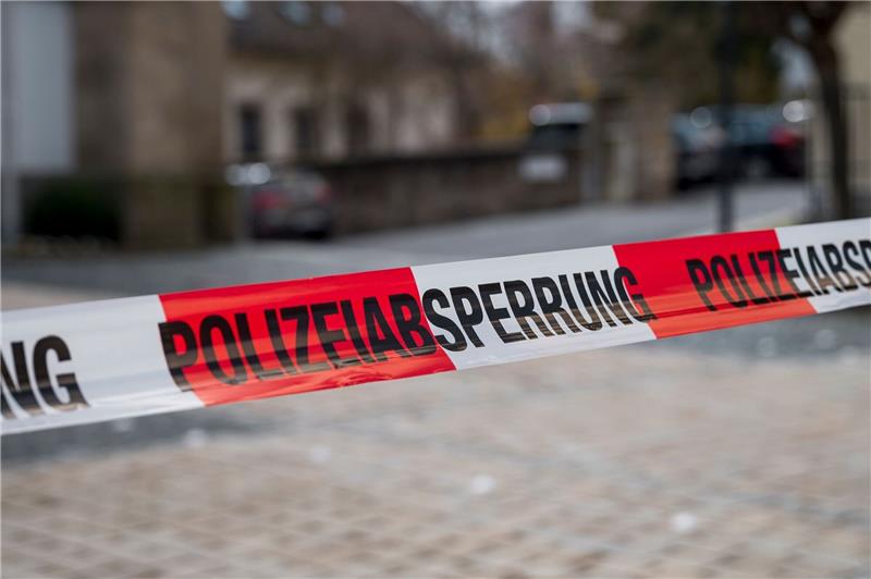 Tote Zehnjährige in Wunsiedel - Entsetzen und viele Fragen Die Straße zu dem Kinder- und Jugendhilfezentrum ist abgesperrt. In der Einrichtung ist eine Zehnjährige tot in einem Zimmer gefunden worden.