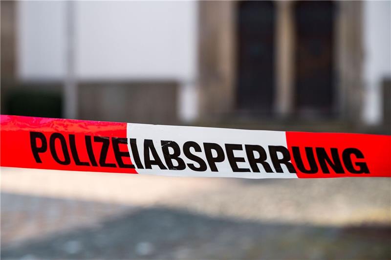Tote Zehnjährige - Staatsanwalt geht von Tötungsdelikt aus Die Straße zum Kinder- und Jugendhilfezentrum wurde von der Polizei abgesperrt.