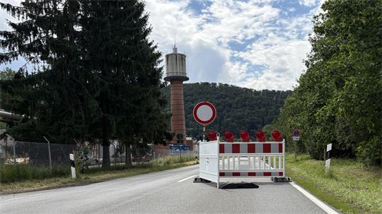 Das Foto zeigt eine gesperrte Straße.