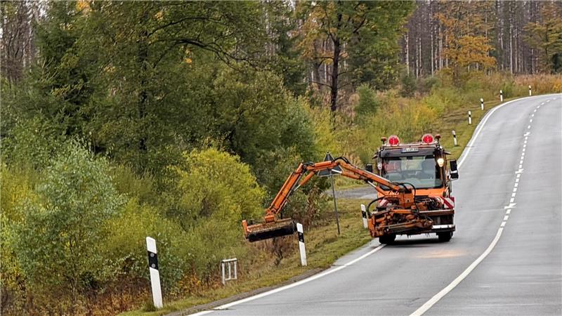 Unbekannte Substanz auf der B4: Jetzt wird die Fahrbahn abgefräst Die Straßenmeisterei nutzt die Straßensperrung, um einmal in Ruhe - ohne Autoverkehr - die Randstreifen der B4 zu mähen.