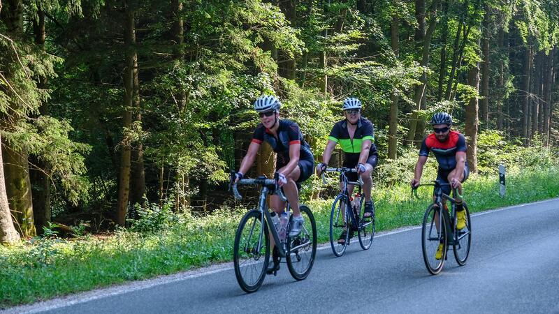 In 53 Schleifen auf 8848 Höhenmeter Die Strecke führt vom Forstamt in Lautenthal aus über eine gut asphaltierte Straße größtenteils durch den Wald. Auf dem Sternplatz liegt der Wendepunkt.