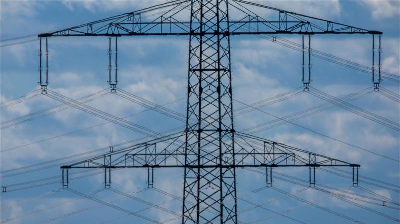 Die Stromkosten in Deutschland sind laut DIHK doppelt hoch wie in Frankreich (Archivbild)