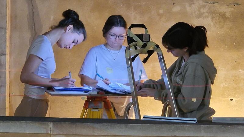 Studenten aus Braunschweig üben an Goslars Sehenswürdigkeiten Die Studenten bei der Arbeit in der St. Ulrich-Kapelle in der Kaiserpfalz.