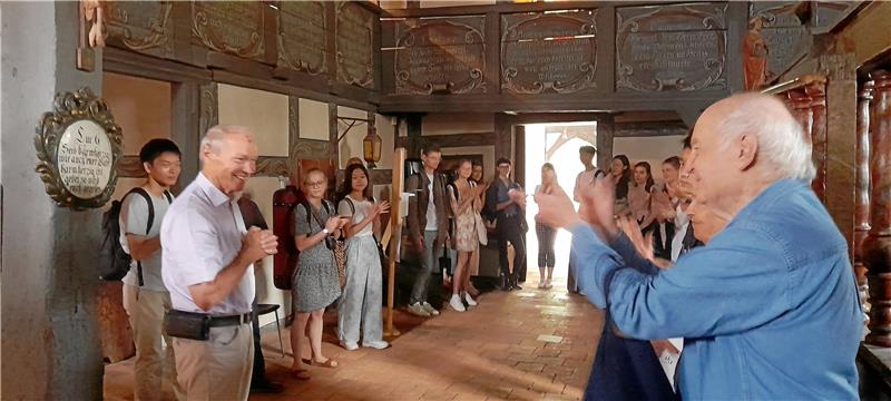 Musik-Virtuosen erhalten in Goslar den Feinschliff Die Studenten sind am St. Annenhaus eingetroffen und werden von Dieter Freesemann und Arie Vardi (re.) begrüßt.. Fotos: Kempfer