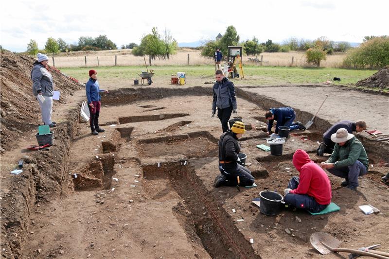Studenten finden 5500 Jahre alte Scherbe eines Tulpenbechers Die Studenten untersuchen auf der Werla ein sechs mal zwölf Meter großes Feld. Bei einer geomagnetischen Untersuchung waren an dieser Stelle Hinweise auf mögliche Funde entdeckt worden. Foto: Kühlewind