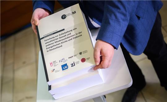 Die Studie zu sexualisierter Gewalt in der Evangelischen Kirche in Deutschland (EKD) und der Diakonie dokumentiert mindestens 1259 Beschuldigte.