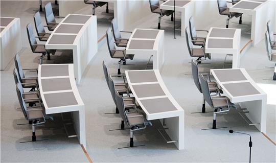 Die Stühle der Abgeordneten stehen im niedersächsischen Landtag.