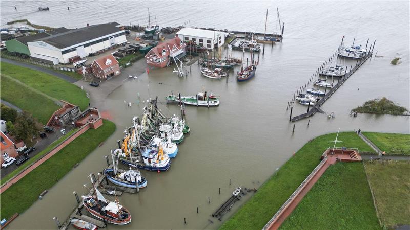 Sturmtief zieht über Niedersachsen und Bremen Die Sturmflut trieb das Wasser in Ditzum bis an die Kaimauer.