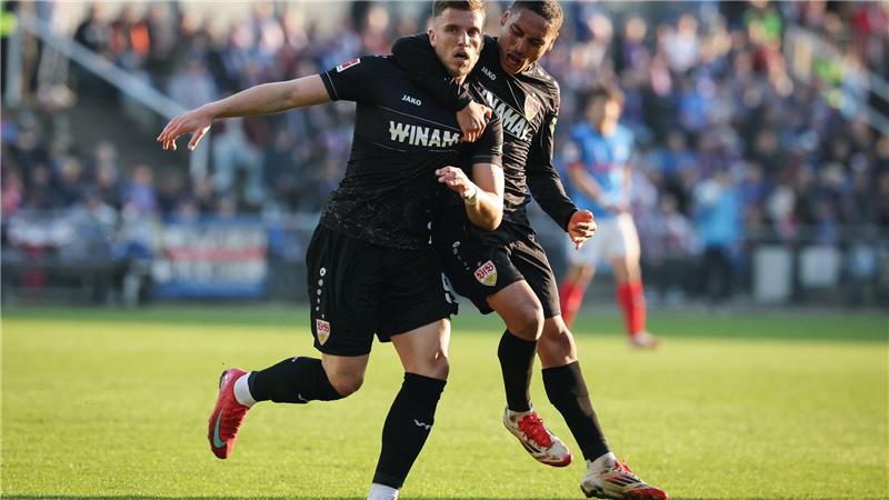 Die Stuttgarter Ermedin Demirovic (l) und Enzo Millot feiern den Treffer zum 2:2.
