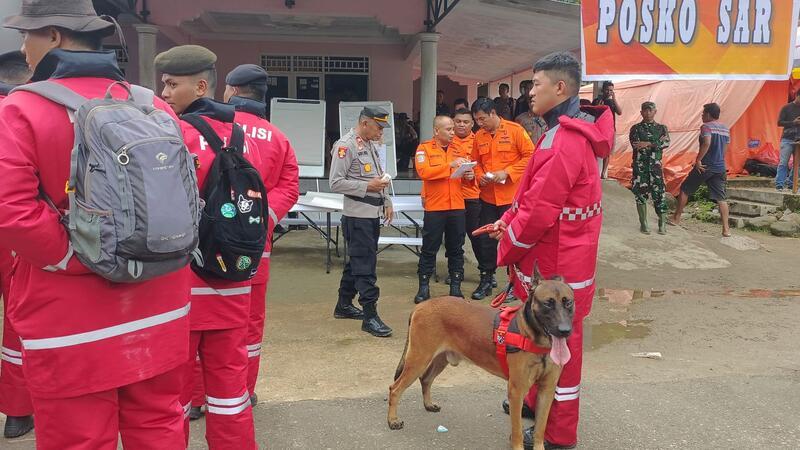 Viele Vermisste an Goldmine in Indonesien - 23 Tote geborgen Die Sucharbeiten werden immer wieder von Regen behindert.