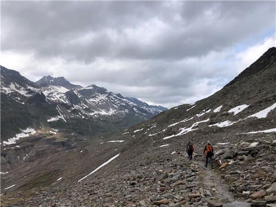 Die Suche nach dem Piloten eines Kleinflugzeugs in den Ötztaler Alpen läuft weiter.