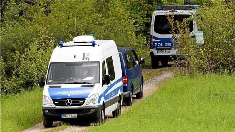 ZDF-Doku gibt neue Einblicke in Mordfall um Karsten M. Fahrzeuge der Polizei stehen in einem Feldweg.