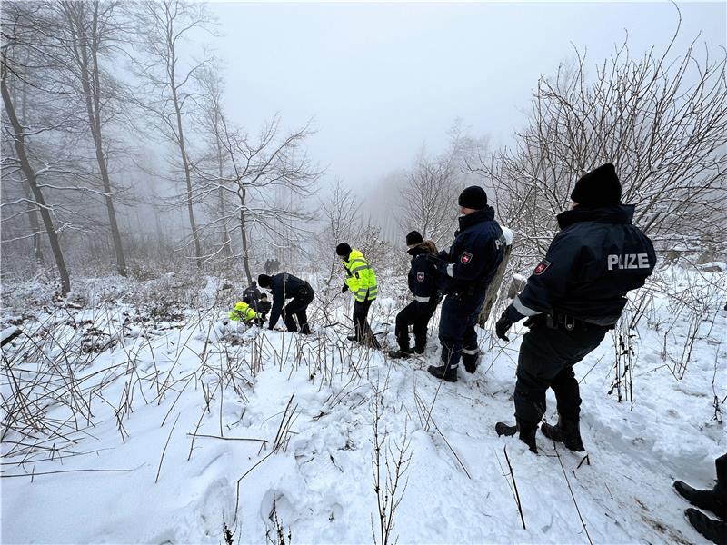 Die Suchtrupps klettern den steilen Hang von der Kästestraße hinunter, um dann dort in einer Kette den Wald abzusuchen. Foto: Schlegel